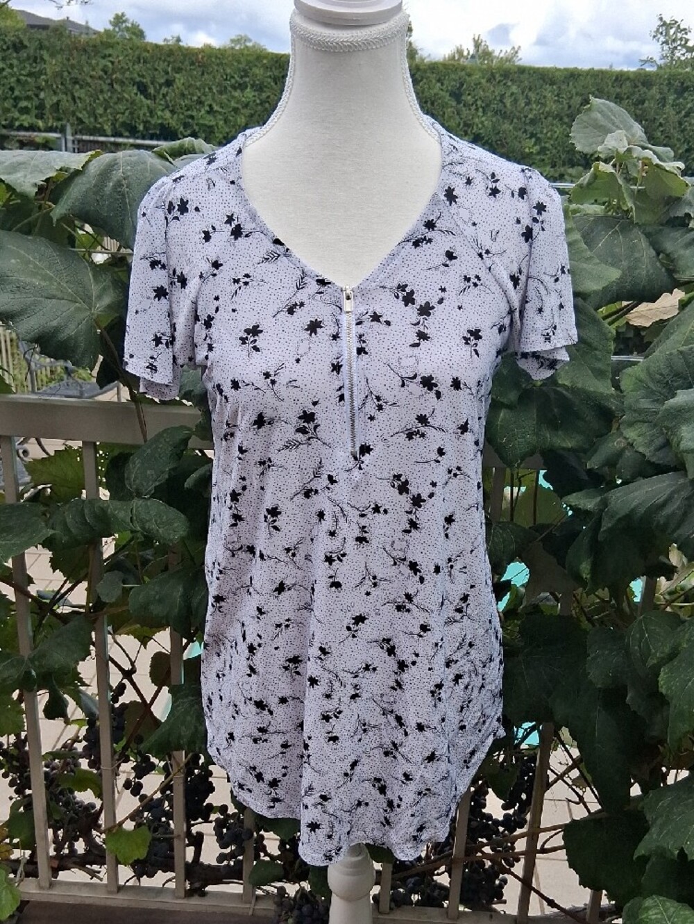 Women’s White Floral Zip-Front Short Sleeve Top